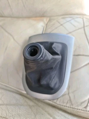 KIA RIO 2011-2017 PALANCA DE CAMBIOS POLAINA ENVOLVENTE 84651-1W900 Foto 1 de 3