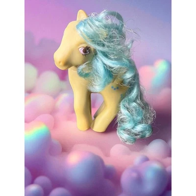 1987 G1 My Little Pony Sweetberry Pony Cestas de arándanos - Cuerpo amarillo, tiburón azul Foto 1 de 4