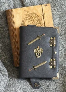 Cuaderno de papel artesanal de cuero serie Leyenda Celta hecho a mano en caja de madera - Imagen 1 de 9