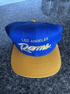 SNAPBACKHAT Vintage ESPECIALIDADES DEPORTIVAS SARGA LOS ANGELES RAMS DOBLE LÍNEA SCRIPT - Imagen 1 de 8