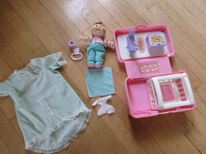 Vintage Cabbage Patch Kid 8" Love N’ Go Baby & Kinderzimmer Spielset 1995 mit Puppe Lot - Bild 1 von 6