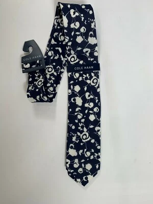 Gravata Masculina Cole Haan Azul Marinho Floral NOVA! Novo com etiquetas - Imagem 1 de 2