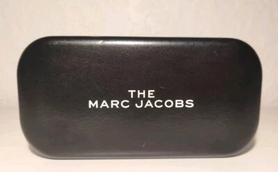Estuche rígido de cuero negro para gafas de sol The Marc Jacobs  Foto 1 de 4