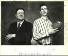 1991 Photo de presse du juge Bill White et son fils, John White, posent avec le football.
