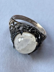 Hoch gefasster runder weißer Mondstein Krappenfassung Cab in 925 gemarkt floral Silber Ring Gr. - Bild 1 von 9