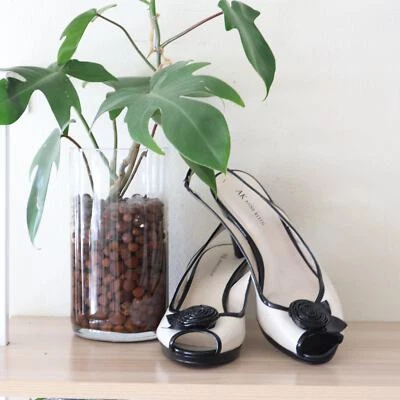 Salto traseiro feminino Anne Klein marfim e preto flor acento peep toe tamanho 10 - Imagem 1 de 4