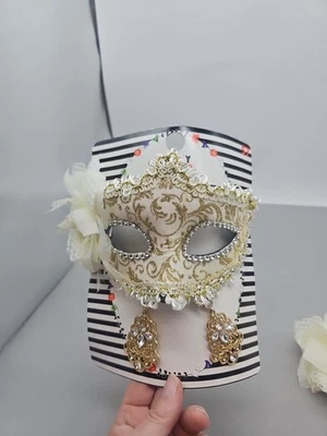Máscara de bola de mascarada de Halloween para mujer dorada blanca con pendientes a juego con joyas  Foto 1 de 4