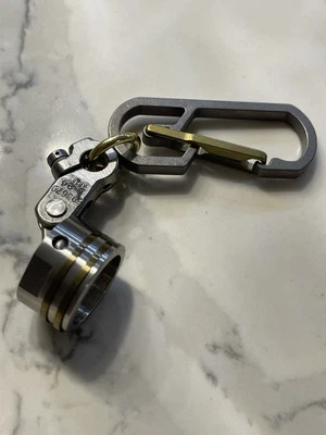 EDC Mosquetón Titanio Segunda Guerra Mundial Mitchell B25 Bombardero Carburador Mini Pistón Llavero Foto 1 de 4