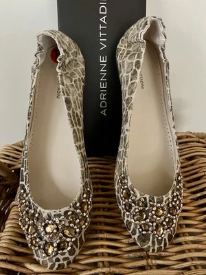 Nuevos planos de ballet Adrienne Vittadini cristal adornado marrón y caqui talla 10 Foto 1 de 4