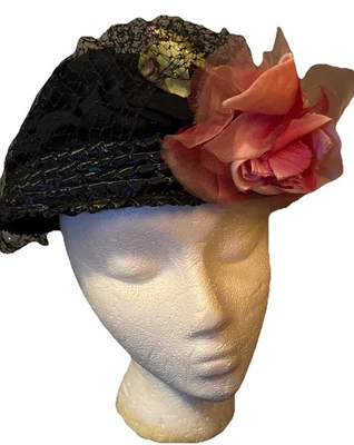 De Colección Elegante Sombrero Pastillero Negro Red Grande Rosa Flor 50’s 60’s Femenino Foto 1 de 4
