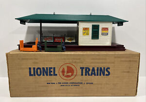Lionel 356 Postwar Operating Freight Station W/  Luggage Loaders & Clean Box