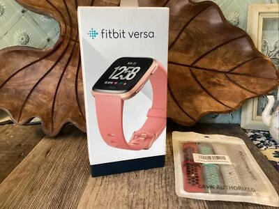 Reloj inteligente Fitbit Versa Fitness melocotón/rosa-oro aluminio nuevo en caja nunca usado Foto 1 de 4