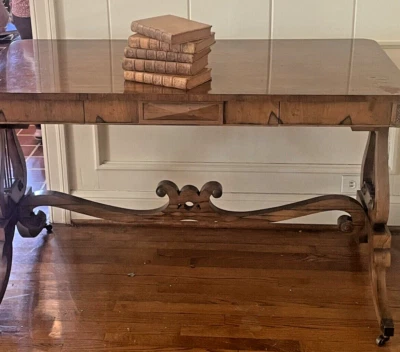 Mesa/escritorio de biblioteca de renacimiento de regencia de palisandro y nogal para muebles de panadero Foto 1 de 4