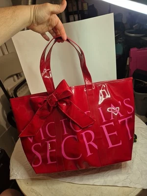 Victoria's Secret X 大号 Totebag 人造漆皮 红色和粉红色 周末包 — 第 1/3 张图片