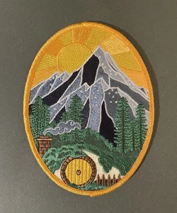 Hobbit LOTR Shire Scene puerta redonda parche para planchar Laserbrain Patch Co. 2017 - Imagen 1 de 3