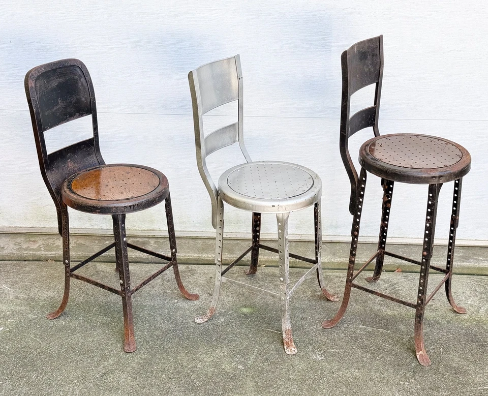 Taburetes de maquinista de fábrica de acero industriales americanos ajustables vintage años 30 Foto 1 de 4