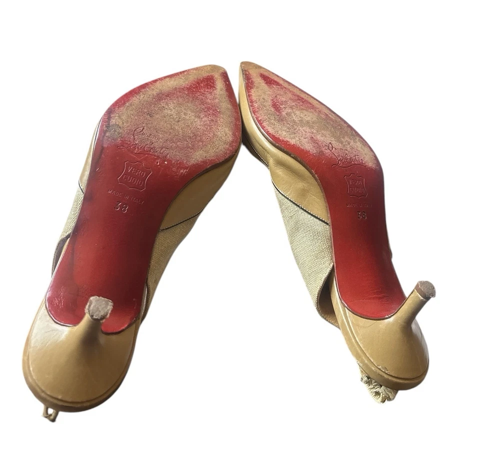 Zapatos de salón Christian Louboutin de gamuza nude tacones altos talla 7,5 - punta 8 puntiaguda usados Foto 1 de 4