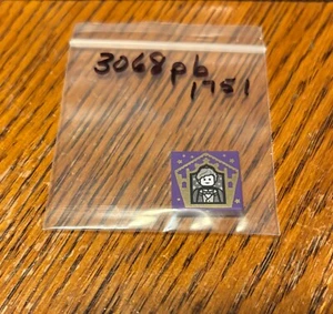 Lego 2x2 Decorated Tile -HP Chocolate Frog Newt Scamander - Purple - New - Picture 1 of 1