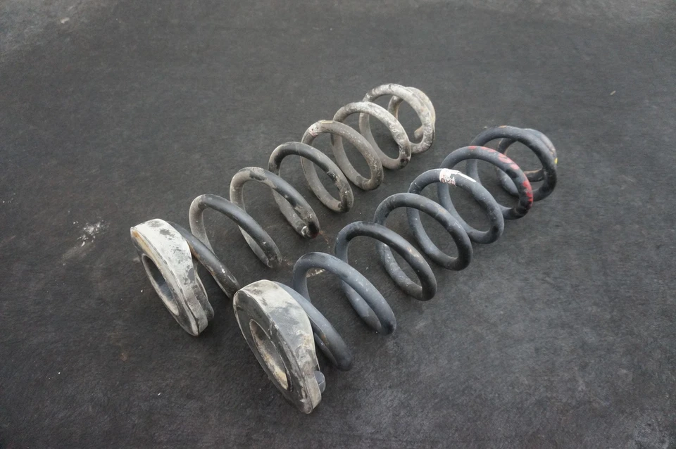 Juego de muelles helicoidales delanteros izquierdo y derecho 5C345310ADD Ford F350 Super Duty Lariat 2018 Foto 1 de 4