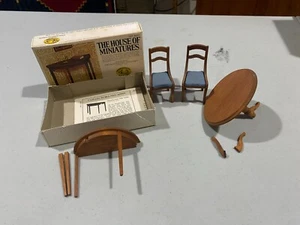 Das Haus der Miniaturen: Hepplewhite Beistelltisch, runder Tisch, 2 Stühle - Bild 1 von 1