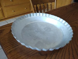 (1) Vtg. WEAR-EVER No. 2865 Fluted Aluminum Pie Pan 10 x 1 3/4 USA Made - Picture 1 of 6