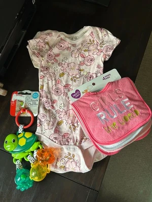 Gerber 6-9 mns, 4 baberos infantiles y sonajero tortuga todo nuevo Foto 1 de 4