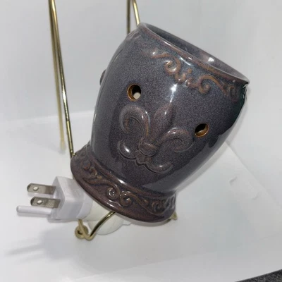 "Calentador de aceite o cera enchufable de pared de cerámica de 4"" esmalte púrpura/gris diseño flor de lis" Foto 1 de 4