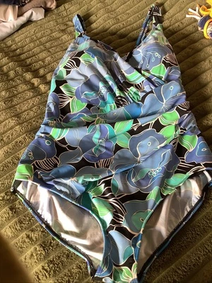 Wattierter Badeanzug Damen. Größe 16  - Bild 1 von 4