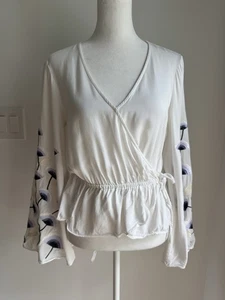 Cupcakes and Cashmere silvy Wickelbluse creme lila Blumenärmel Damen Small " - Bild 1 von 10