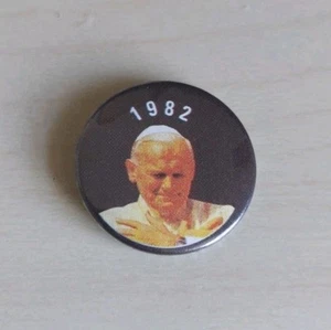 1982 POPE JOHN PAUL BRITISH VISIT - CATHOLIC CHURCH SOUVENIR PIN BADGE PINBACK - Picture 1 of 2