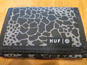 NUOVO HUF Portafoglio Uomo Shell Shock Camo Tela Tri-Fold Taglia Unica Nero/Grigio - Foto 1 di 8