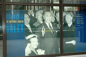 Chicago Reflections of Mayor Daley fotografia originale firmata Giclée di Arnold - Foto 1 di 2