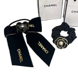 Due accessori per capelli Chanel cravatta per capelli e scrunchie per capelli nuovi - Foto 1 di 4