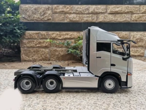 Remolque tractor Sinotruk China Yellow River X7 600 cabina espacial plata 1/24 - Imagen 1 de 8