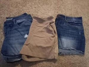 Lot Of 3 Women's shorts Sz 12 Old Navy Boyfriend, Faded Glory & Time & True - Picture 1 of 17