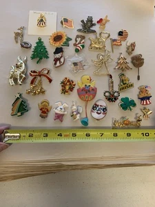 ENORME Lote de Broches Vintage Estrás VACACIONES PRIMAVERA NAVIDAD PASCUA SAN PATRICIO - Imagen 1 de 10
