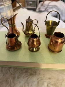Vintage/Antik Puppenhaus Kupfer Miniatur Kannen, Teekanne, Eimer Lot 6 Stück 2 Deckel - Bild 1 von 3