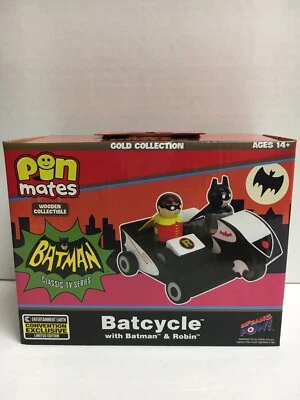 SDCC 2020 Pin Mates Wood Collectable Batcycle with batman & Robin EXCLUSIVE Foto 1 de 4