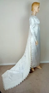 ABITO DA SPOSA VINTAGE ANTICO ANNI 60 BIANCO RASO RICAMATO LINEA IMPERO 8 10 - Foto 1 di 9