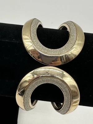 Brazalete grueso con bisagras tono dorado brillante Foto 1 de 4