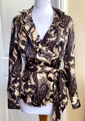 ⭐️⭐️ВОСТОК 5 КРАСИВЫЙ ШЕЛКОВИСТЫЙ ПЕЙСЛИ ПЕЧАТЬ ОБОРКАМИ ДЕКОЛЬТЕ БЛУЗКА - НОВЫЙ С ЯРЛЫКАМИ - SZ M - Изображение 1 из 4