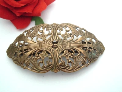 Pasador de pelo vintage de latón Art Nouveau con flores de madera de perro Foto 1 de 3