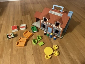 Vintage 1980 Fisher Price Little People Family Play House mit Auto + Hund - Bild 1 von 10