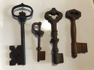4 SOLID WOOD CARVED KEY VINTAGE estate find. #4 - Picture 1 of 3