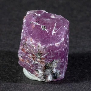 Cristal de corindón rubí. Especie mineral de 19 quilates. Khit, Karelia, Rusia - Imagen 1 de 3