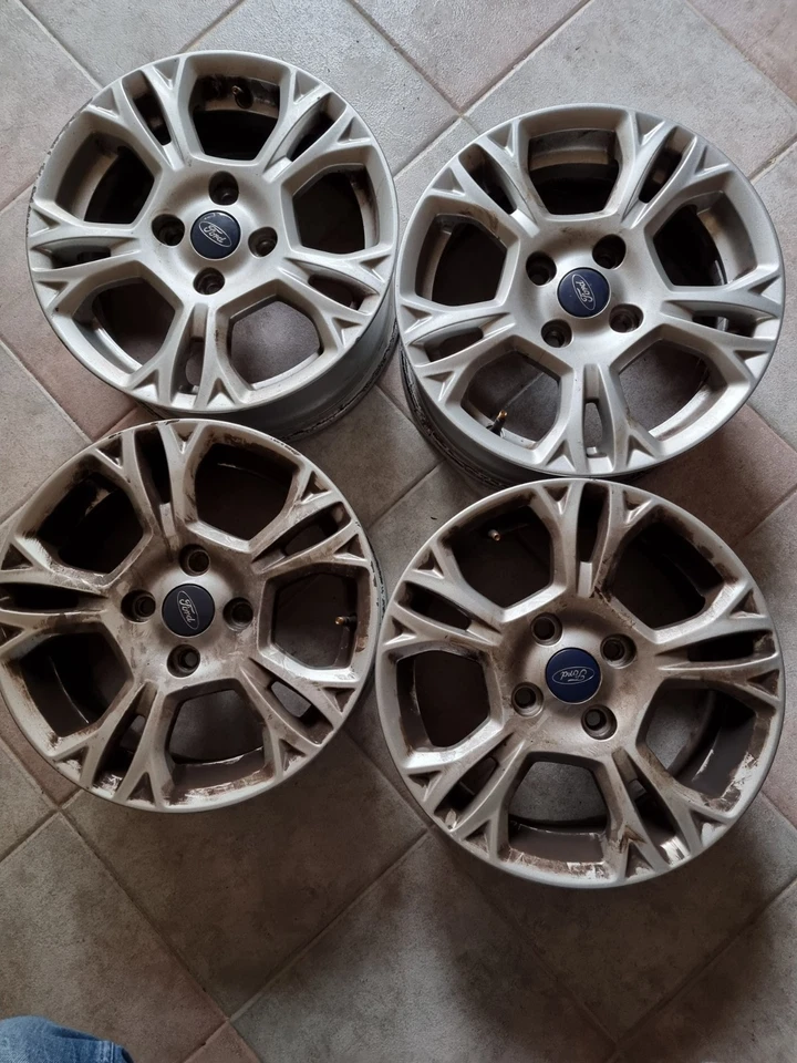 Cerchio In lega 15 ford fiesta num. pz. 1 - Immagine 1 di 1