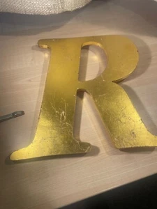 LETRA GRANDE 'R' 24h x 25w cms PINTADO DORADO RECICLADO LETRERO DE TIENDA LOFT INDUSTRIAL - Imagen 1 de 3