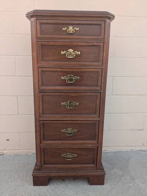 Cómoda lencería de madera Bassett Modern Regency Foto 1 de 4