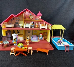 Juego de casa familiar azul Pack & Go House con accesorios barbacoa, figuras, piscina, parque - Imagen 1 de 11