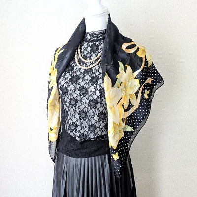 Bufanda cuadrada de seda HANAE MORI 33 en negro amarillo floral y patrón de lunares Foto 1 de 4